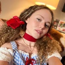 Lauren Koch's Instagram, Twitter & Facebook