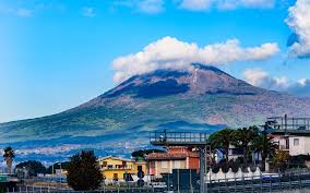 Vielleicht liegt es auch an der nähe zum vesuv, dem immer noch aktiven. Neapel Sehenswurdigkeiten Die Top 11 Fur 2021 Vulkan Uvm