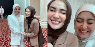 Wawa zainal (kiri) dan ayda jebat. Gelagat Comel Video Mawar Wawa Zainal Dikatakan Macam Kembar Dua2 Cantik Soya Lemon