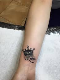 Ʌ đảo ngược lại có bên cạnh còn có sự xuất hiện của biểu tượng cảm xúc, biểu tượng i love you và hình vương miện. 24 XÄƒm Chá»¯ Y TÆ°á»Ÿng XÄƒm Hinh XÄƒm Hinh XÄƒm Ä'oi