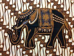 Motif lama umumnya berpola warna lung hitam, flora dan fauna, gajah coklat serta ulir hijau. Parang Gajah Indonesia Gajah Menggambar Gajah Batik