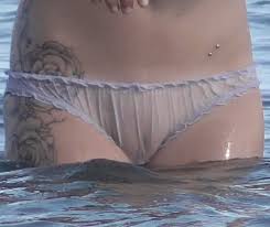 Candid Pussy Lips In The Pool – Sexy Candid Girls