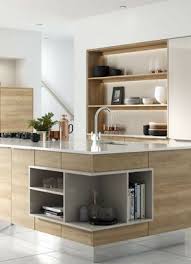 Schlichte Holz Kuche Mit Kochinsel In Modernem Design Kuchenfinder Kuche Mit Kochinsel Holzkuche Kuche Mit Insel
