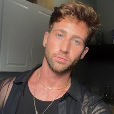 Zachary Travers's Instagram, Twitter & Facebook