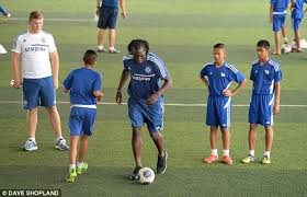 Romelu lukaku zeigt wieder einmal seinen torinstinkt. Romelu Lukaku Rules Out Loan Move Away From Chelsea Daily Mail Online