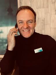 📞 Zwischen Bühne und Büro: Auch während meiner Zeit an Bord der „Mein  Schiff“ war Organisation gefragt! Neben meinen Live-Auftritten stand ich  regelmäßig im Austausch mit Familie, Kollegen und Veranstaltern, um das