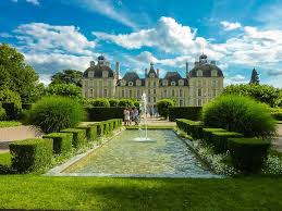 Classement Des 10 Plus Beaux Chateaux De La Loire Chambord Blois Amboise Sont Autant De Monuments A Admirer Et Visiter Chateau De Cheverny Chateau Cheverny