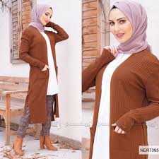 Kiremit Rengi Ile Oldukca Dikkat Ceken Triko Hirka Yeni Sezon Modelleri Arasinda Yer Almaktadir Cepli Model Olan Hirka Fitilli Kumas Moda Stilleri Triko Moda