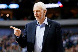 格雷格·波波维奇（英語： gregg popovich ，1949年1月28日 － ），出生于印第安纳州 东芝加哥 （ 英语 ： east chicago, indiana ） ，是塞尔维亚和克罗地亚裔美国篮球运动员、教练，美國空軍軍官學校畢業，主修蘇聯研究，在校時是籃球隊隊長，服役時在情報單位，後來回空軍官校擔任籃球隊助理教練，並. Nba æ–°ä»»åœ‹å®¶éšŠç¸½æ•™ç·´æ³¢æ³¢ç¶­å¥‡é¦–åº¦åŸ·æ•™ç¾Žåœ‹å¤¢å¹»éšŠ é¢¨å‚³åª'