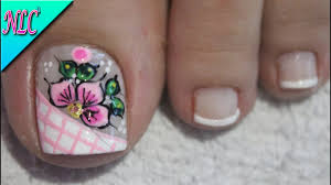 Diseños para pedicure en esmalte azul y plata. Decoracion De Unas Abejita Para Pies Decoracion De Abejita Y Flor Flowers Nail Art Nlc By Nailslucerocordoba