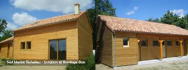 Choisir d'apposer un bardage en bois sur la maison ou sur votre bâtiment, c'est lui offrir une nouvelle enveloppe, protectrice et esthétique. Maison Bois Merlot Taille Et Pose De Charpente Ossature Bois