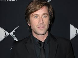 Thomas dutronc reporte sa tourn�e des z�nith. Thomas Dutronc Parle De Sa Relation Compliquee Avec Sa Mere Ma Mere Est Un Peu Fatigante