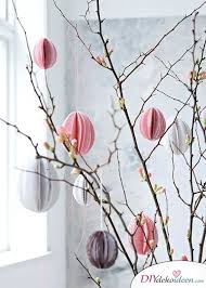 Plyšová kuřátka pohodlně usazená na dřevěném žebříku. So Dekorierst Du Dein Heim Stilvoll 25 Diy Deko Ideen Zu Ostern