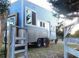 This is carrie's 28ft gooseneck tiny home by mitchcraft tiny homes. Tiny Modern Farmhaus In Dallas Texas