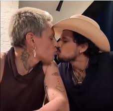 🔥💋 ¡Escándalo en vivo! 🔥💥 👀 Kunno y Christian Nodal se besan durante  un live y desatan las redes 😱💋 Mientras grababan un live para sus  seguidores, Kunno y Christian Nodal protagonizaron