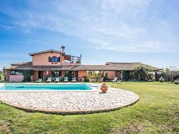 Hus og leiligheter med basseng til salgs, urbanización son borras. Hus Med Privat Basseng 8 Km Fra Bracciano Og Innsjo 25 Fra Havet 40 Fra Roma Eiendommen Ligger 2 Km Fra Landsbyen Castel Giuliano 8 Km Pool Innsjo Basseng