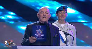 במהלך טקס האזכרה המרכזי הנערך ביד ושם בערב יום הזיכרון לשואה ולגבורה, מועלות שש משואות לזכרם של ששה מיליון היהודים שנספו הדלקת שישה נרות והתייחדות משפחתית לציון יום הזיכרון לשואה ולגבורה. 40vu9gqusz35om