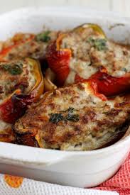 I peperoni al forno sono un semplice contorno preparato con peperoni cotti nel forno, spellati e poi conditi con aglio, prezzemolo, olio e sale. Peperoni Al Forno Con Ripieno Morbidissimo Ricette Peperoni Al Forno Ripieni Peperoni