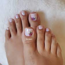Una de las mejores formas de convertir en realidad sus pies en algo muy interesante y atractiva para mirar es, porsupuesto el arte de las uñas. 29 Fotos De Unhas Com Flores Bonitas French Manicure Gel Nails Cute Toe Nails Pedicure Designs Toenails