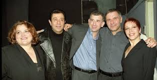 Μαζί με τον καλό της φίλο, νίκο παπαδάκη. Dolofonia Sergianopoyloy Aytomastigwnotan San Ton Taxtsh Den Antexe Ton Eayto Toy E8nos
