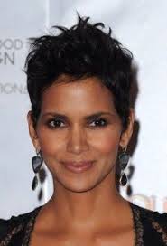 Famous Black Actress With Short Hair Halle Berry Famous American Actress Who Has Won Emmy Golden Globe And Academy Awards She Is The Only African American Woman Short Hair Styles Halle Berry Pixie Halle Berry