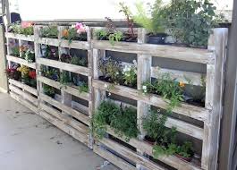 Recycler Une Palette En Jardiniere Pour Le Jardin Palette Jardin Separation Jardin Jardins