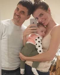 Te ves muy bonita milla y cuando te vi me acordé de inmediato de huele a peligro, la mujer fatal con el tirante cruzado aquí puedes ver el video en el cual se inspiró millaray viera: Millaray Viera Dedico Emotivo Mensaje A Su Hija Por Su Cumpleanos