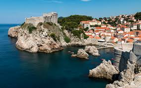 Fantastiske dubrovnik i kroatia byr på deilig mat og gjestfri befolkning omringet av historiske monumenter og krystallklart vann. Bakgrunnsbilder Dubrovnik Kroatia Klippe En Bukt 1920x1200