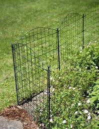 Pin By Deanna On Jardines In 2020 Small Garden Fence Metal Garden Fencing Fenced Vegetable Garden