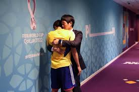 W杯】森保監督、敗退後のスタジアム通路で失意の選手抱擁 感動シーンに反響「泣けるわ…」「熱いな」 | フットボールゾーン - (2)