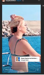 Yazın paylaştığı bikinili fotoğrafıyla konuşulan türkücü, o kare için bir arkadaşımın oğlu çekti. Oglu Kizmisti Ama Songul Karli Yine Paylasti Bikinili Poz