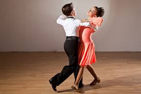 Cu peste 15 stiluri de dans predate, sigur te vei indragosti de muzica ritmata si miscarile senzuale ale stilurilor latino sau de muzica clasica si miscarile elegante ale stilurilor standard. SecÈiuni Transilvanian Dance Competition