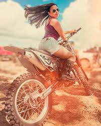 A data do ano mais importante para nós, merece ser comemorada com quem vive a experiência sobre duas rodas! Para Apaixonados Por Motos Honda Crf Trilha Menina Mulher Sol Dia Moto Motocicleta Aventura Cabelo Ven Ensaio Fotografico Feminino Poses Motos Honda