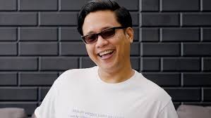 Pria 37 tahun itu merupakan seorang penyiar radio, youtuber, aktor. Jd3tjglieizym
