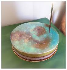 Scopri ricette, idee per la casa, consigli di stile e altre idee da provare. Un Paiolo E Vecchi Merletti Torta Di Semifreddo Al Cioccolato Fondente Pistacchio E Cioccolato Bianco Con Copertura Di Glassa A Specchio