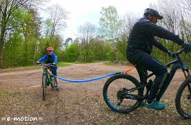 E Bike Fahren Mit Kindern Mit Dem Fahrrad Abschleppseil E Motion E Bike Experten