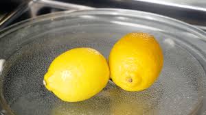 1)kisar 3 biji lemon dengan 2 liter air, amik air sahaja hampas buang masuk dalm bekas air. How To Juice A Lemon 9 Steps With Pictures Wikihow