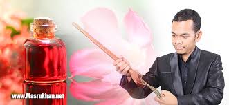 Minyak ritual misik hitam, adalah minyak yang sering digunakan sebagai sarana ritual , menarik benda pusaka,mustika dan memandikan keris, minyak misik hitam asli mempunyai tekstur lebih kental, terasa lengket, bau wangi yang kuat dan tidak mudah hilang. Minyak Pemanggil Khodam Sarana Kekayaan Hingga Perlindungan