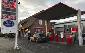In duitsland is het namelijk zo dat het dragen van een mondkapje in de auto een boete kan opleveren. Pas Op Tanken Of Boodschappen Doen In Duitsland Dat Mag Vanaf Maandag Niet Meer Met Gewoon Mondkapje En De Boete Is Hoog Dagblad Van Het Noorden