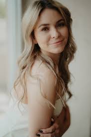 Nicole Hedge's Instagram, Twitter & Facebook