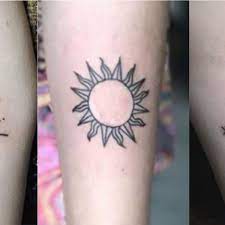 Tatouage Soleil 15 Idees Originales Pour Femmes Femme Actuelle Le Mag