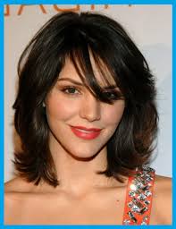 Frisuren Mittellang Stufig Mit Schragem Pony Rundes Gesicht Frisuren Frisuren Schulterlang Haarschnitt