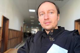 Interviu cu avocatul Dragoș Lucian Ivan: “O clauză greșită ar putea  produce, peste niște ani, falimente, pierderi financiare uriașe și  suferință”