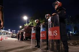 Kesemua mereka kira kira 100 orang itu bagaimanapun telah dihalang pihak polis untuk menghampiri kawasan kuil. Isu Kuil Dibawa Ke Parlimen Bukti Kerajaan Serius Semasa Mstar