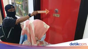 Maybe you would like to learn more about one of these? Mahasiswi Di Makassar Digilir 7 Pria Usai Kunjungi Tempat Hiburan Malam