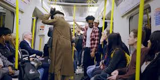À londres, pour offrir des places pour l'euro, la marque carlsberg a eu une idée absolument géniale en jouant sur une règle de politesse de base : Laissez Votre Place Dans Le Metro Pour Gagner Des Places Pour L Euro 2016