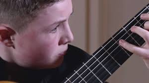 Léon Fischer, 15 ans, joue pour sa guitare