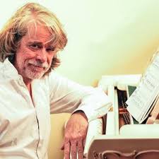 After dropping out of high school, he started an apprenticeship as a construction draftsman. Helge Schneider Tour Dates Concert Tickets Live Streams