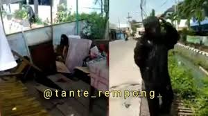 Kemudian untuk pusat perbelanjaan, pusat perdagangan, tempat ibadah hingga tempat wisata di kota semarang akan tutup sementara selama pkm darurat. Viral Warung Makan Ambruk Bikin Pembeli Jatuh Ke Kali Warganet Azab