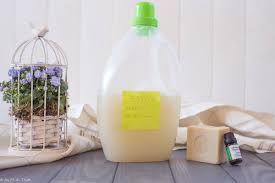 Ajoutez 1 à 2 cuillères de votre adoucissant ou de vinaigre blanc dans l'eau de rinçage. Diy Lessive Maison Ecologique Au Fil Du Thym
